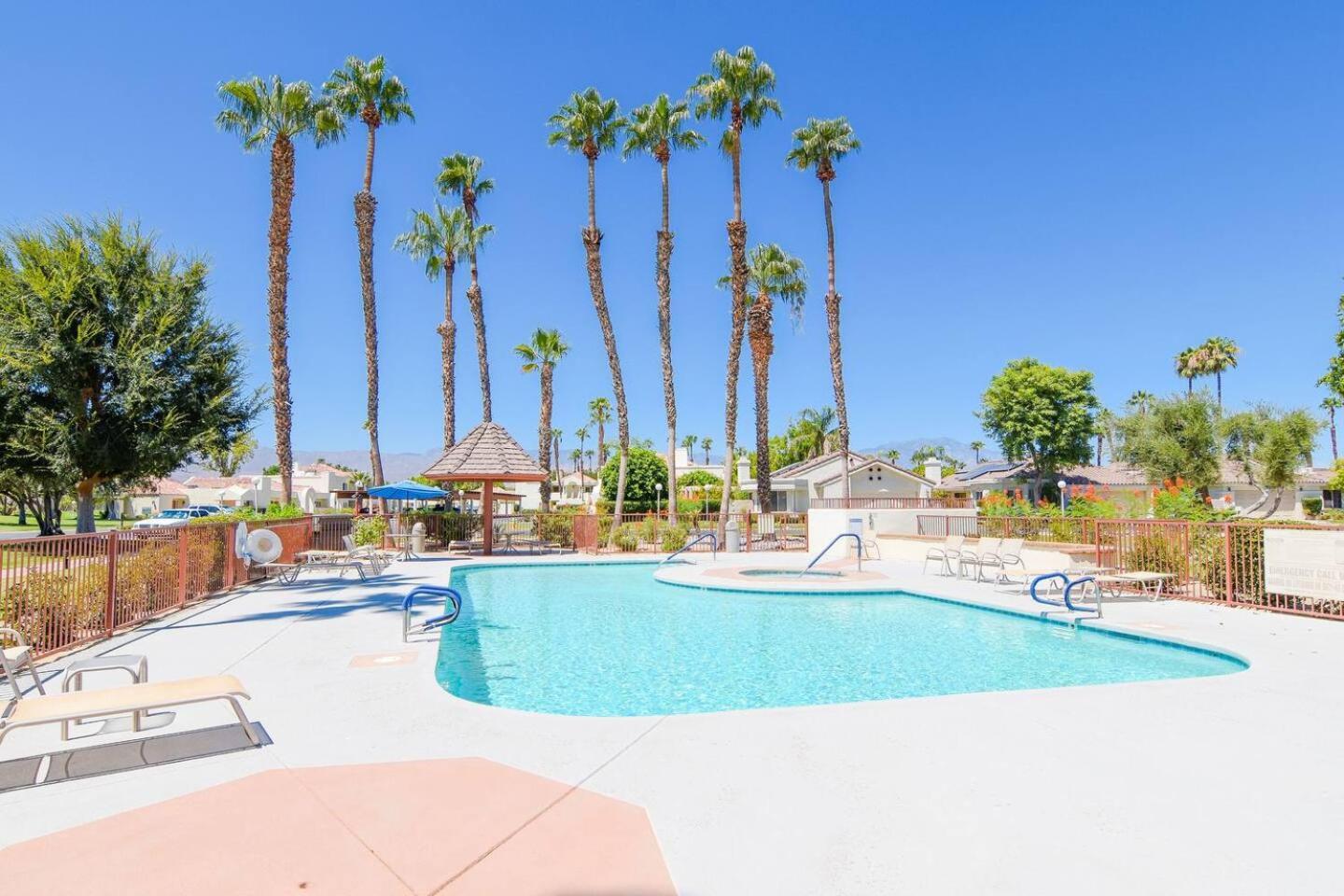 Desert Breezes Resort Palm Desert Luaran gambar
